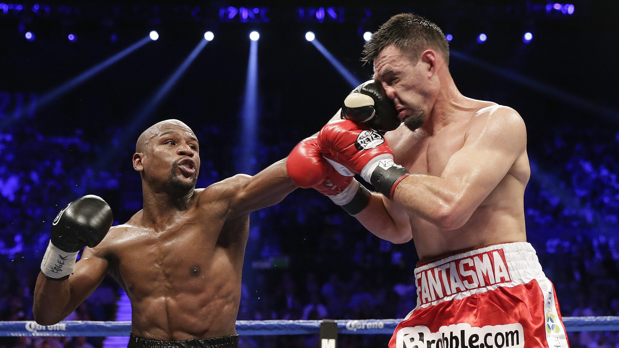 重要比赛中球队实力对决，激烈角逐，比赛的球队